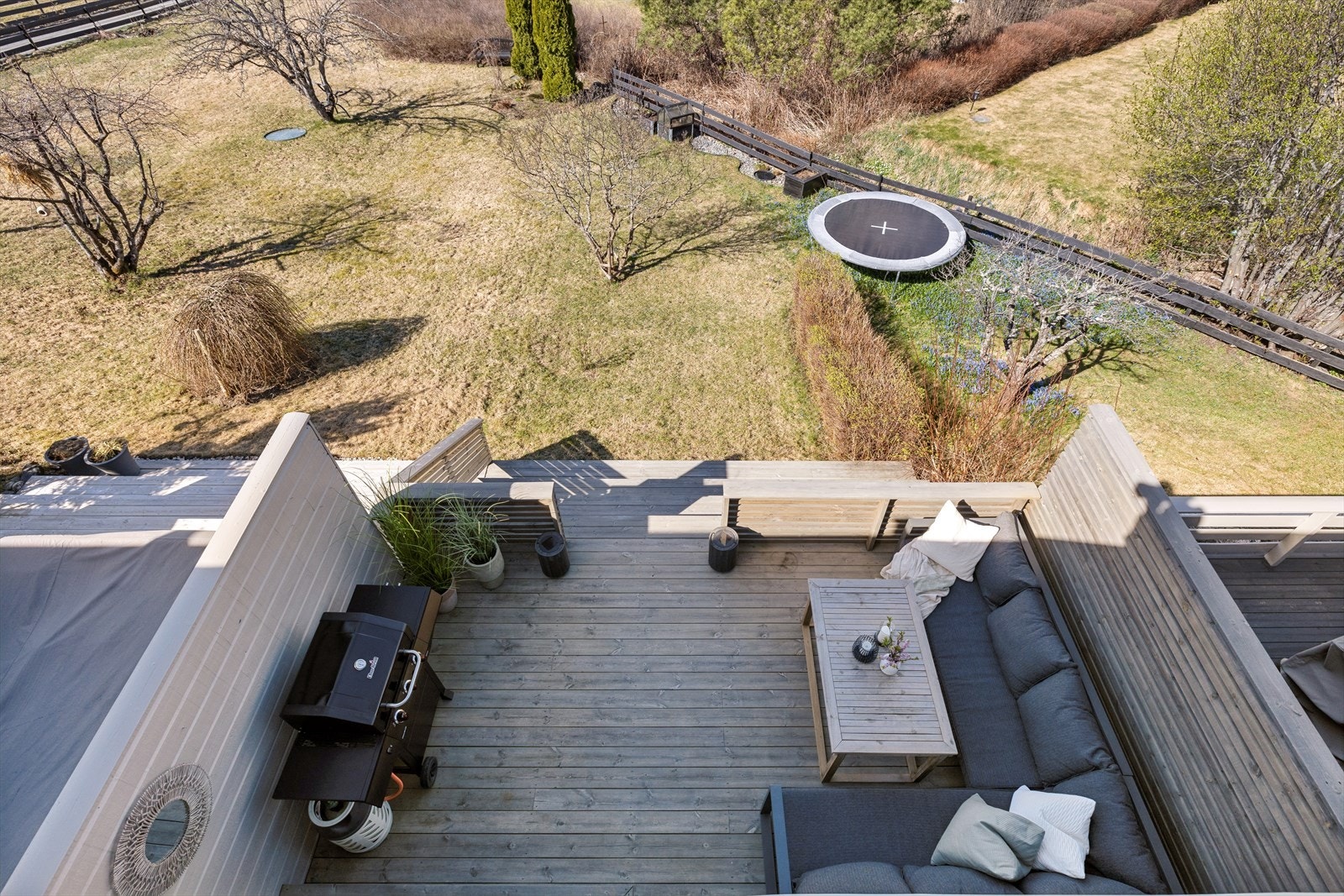 Terrasse og hage sett fra takterrassen. Galleribilde