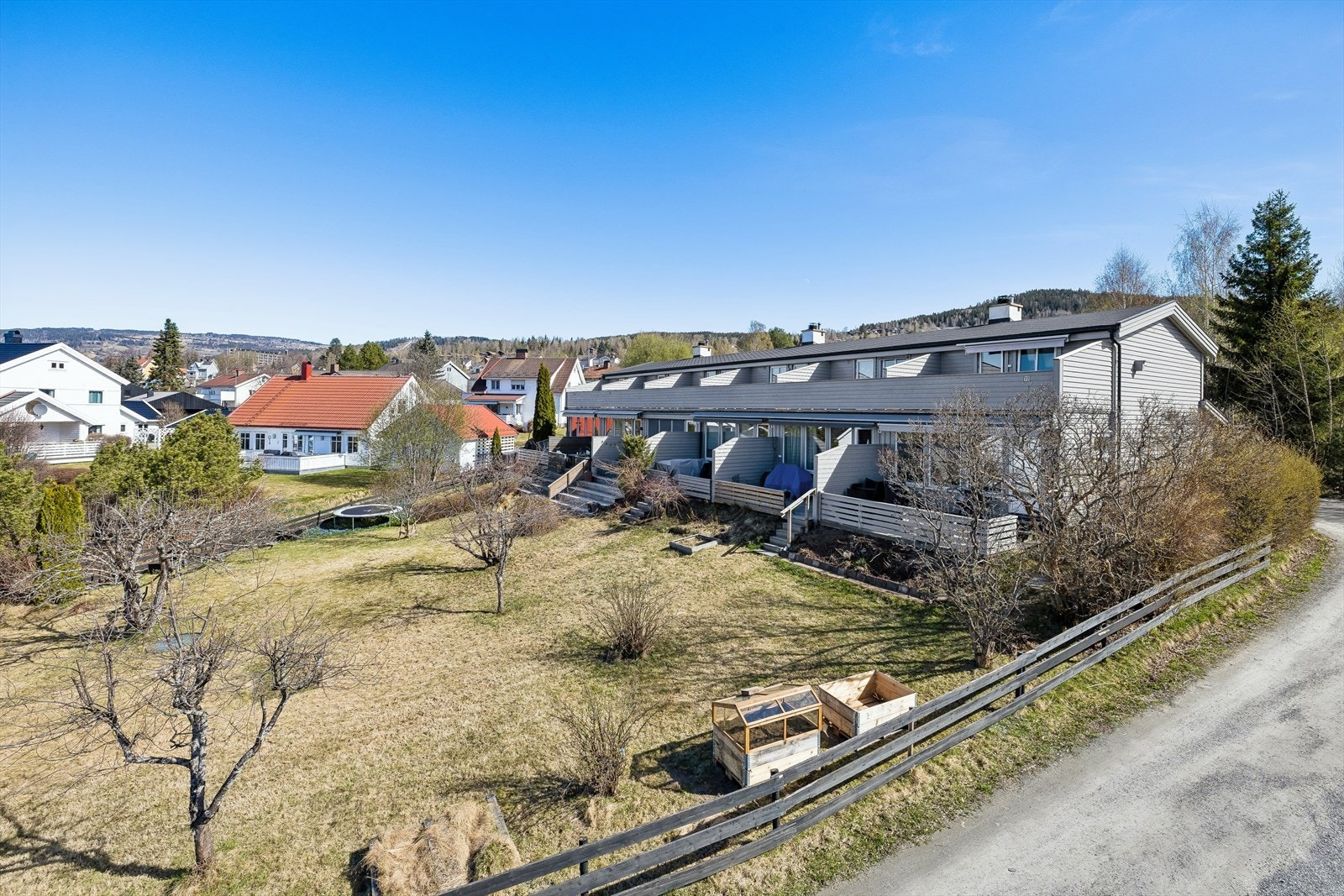 Oppgradert rekkehus, beliggende i et attraktivt og rolig boligområde på Suttestad, like sør for sentrum og Sportsplassen. Galleribilde
