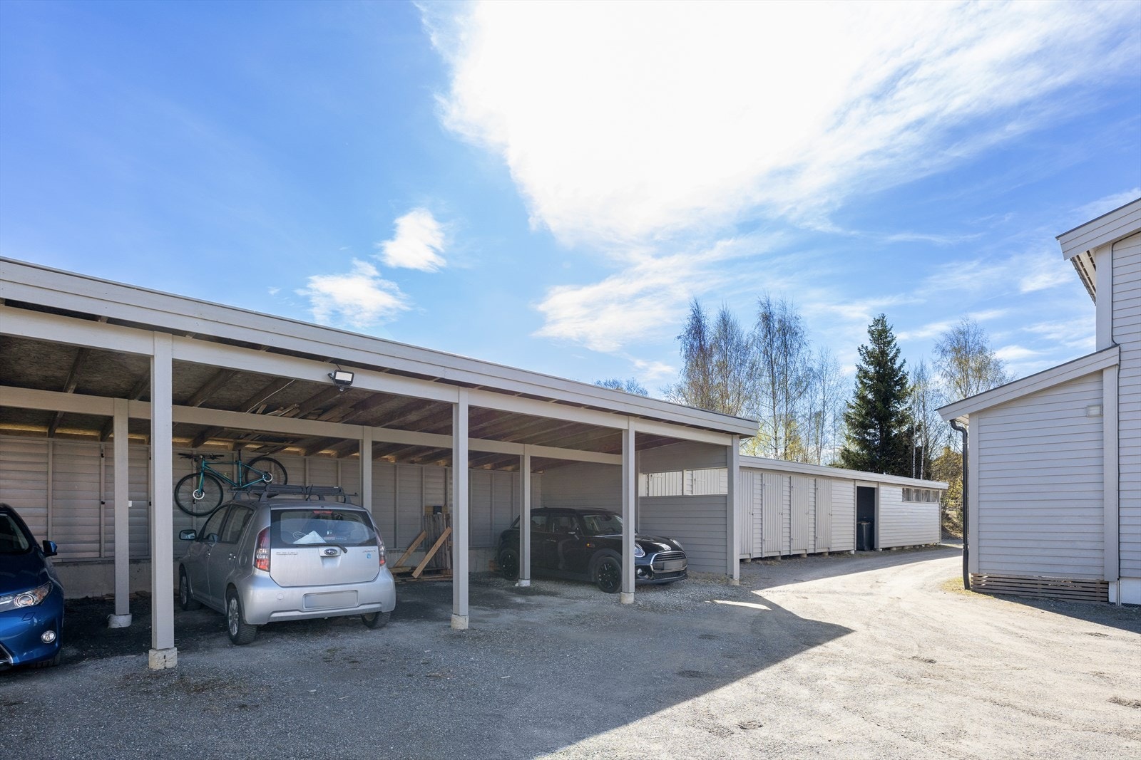 Boligen disponerer én oppstillingsplass i felles carportanlegg med tilhørende bod på ca. 4 m². I tillegg gjesteparkering på borettslagets tomt. Galleribilde