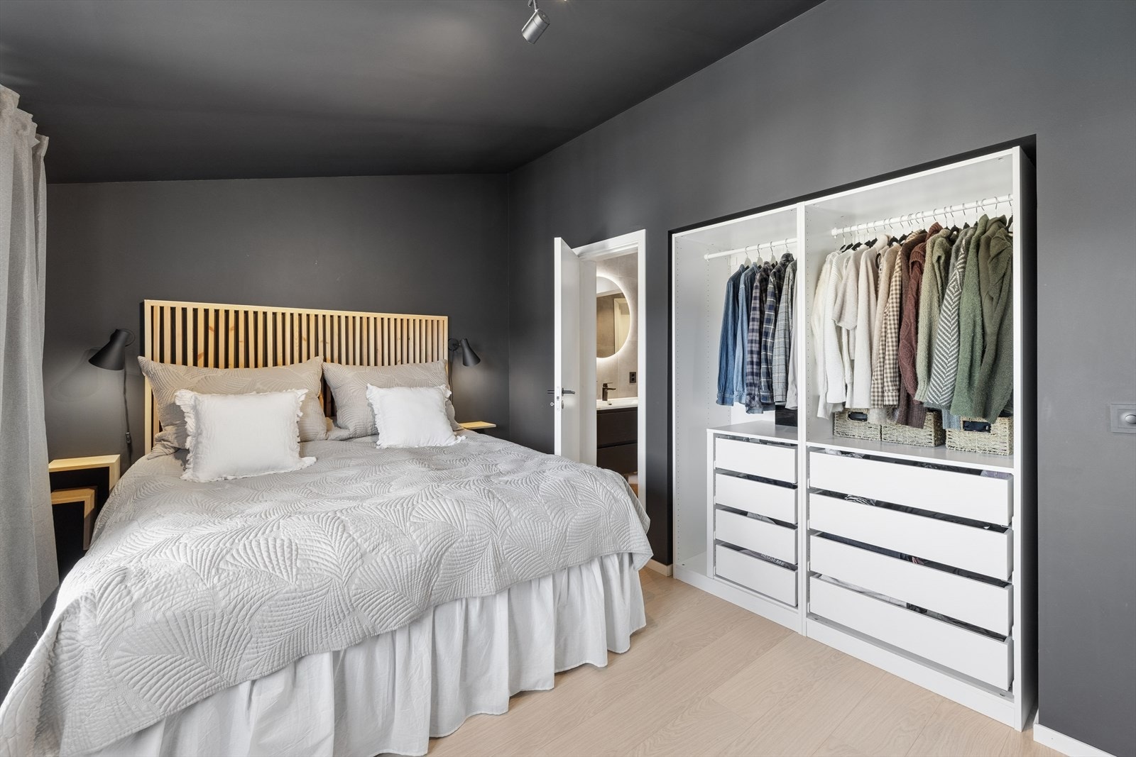 Rikelig med plass for garderobeløsninger på hovedsoverommet. Galleribilde