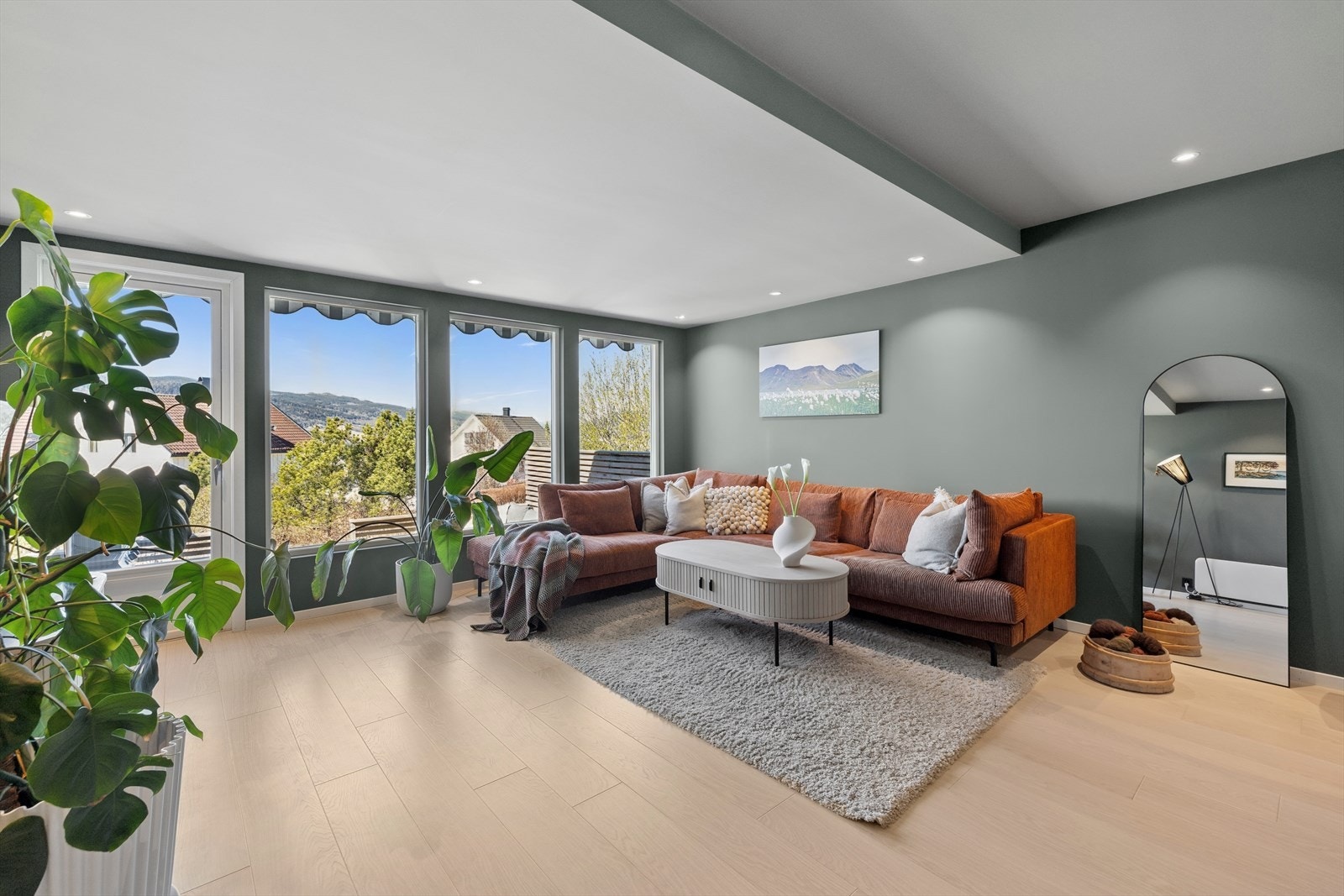 Den romslige stuen har gode møbleringsmuligheter og utgang til en vestvendt terrasse på ca. 16 m². Galleribilde