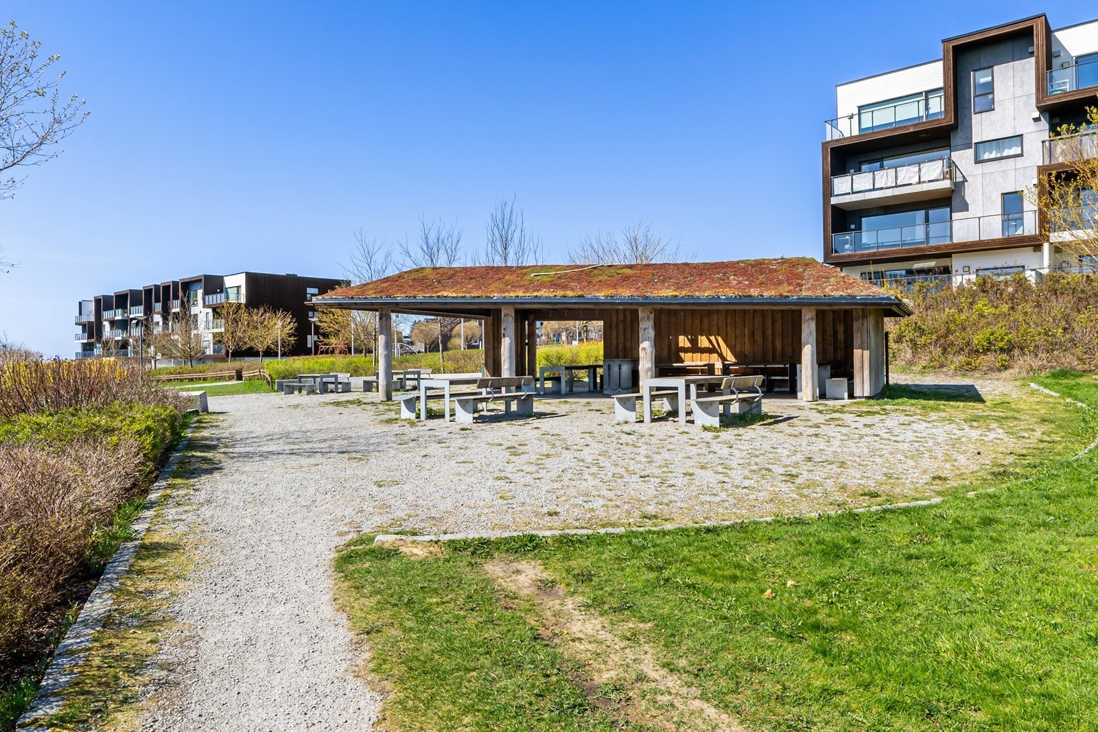 Alt innen rekkevidde med gåavstand til dagligvarebutikker, treningssenter, hundepark, turområder, restauranter og kjøpesenteret Alti Tasta med over 30 butikker Galleribilde