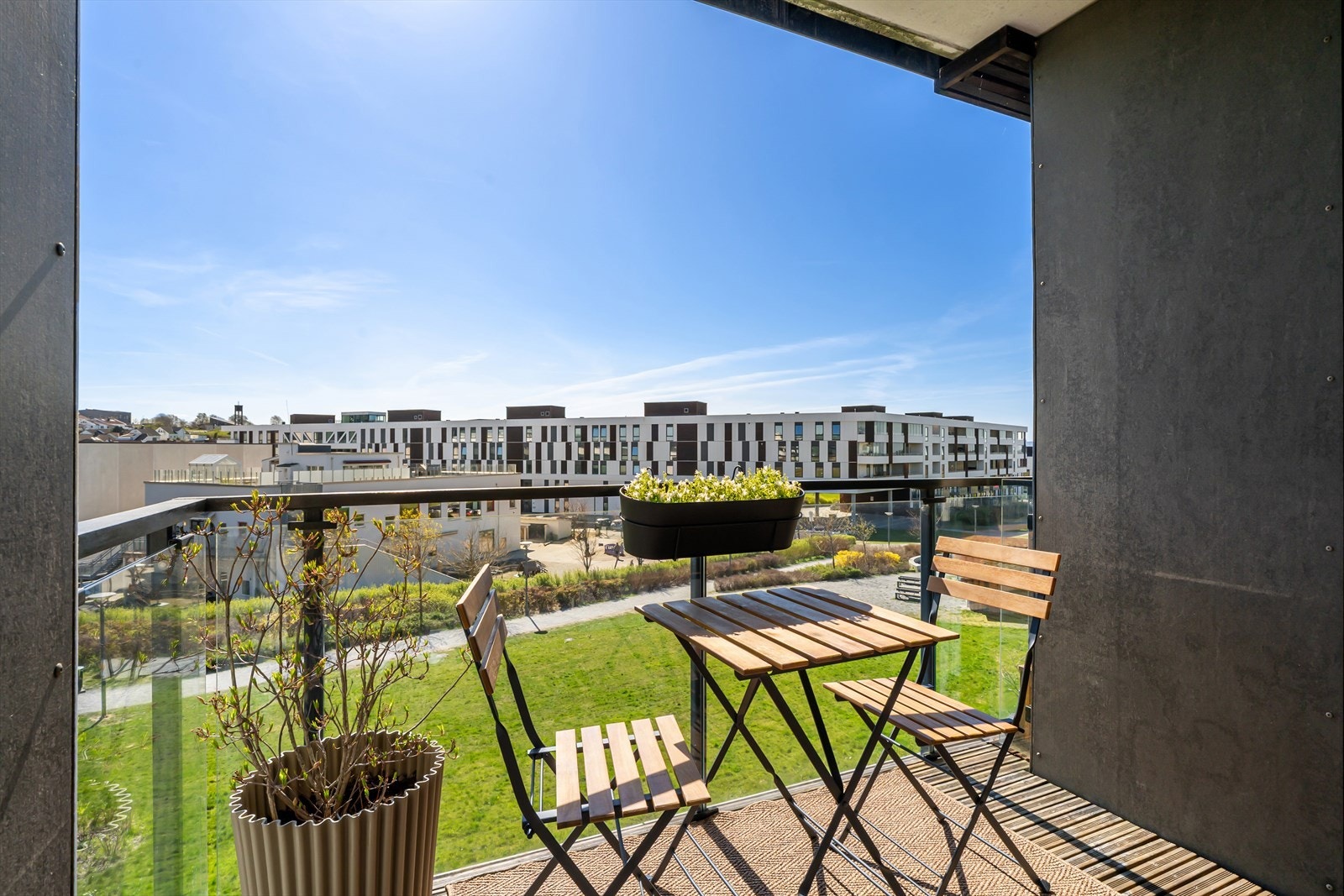 Her kan du nyte lange sommerdager, med soloppgang rundt kl. 07:00 og solnedgang mellom kl. 20:00 og 21:00 på sommeren Galleribilde