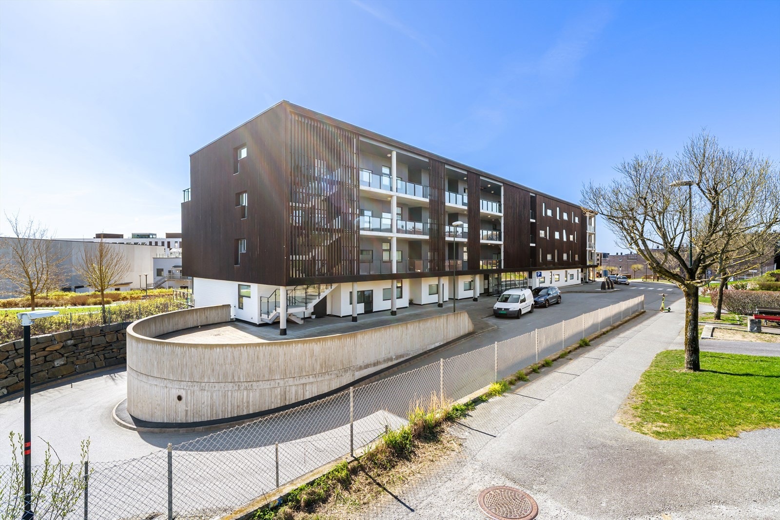 Fast parkeringsplass i lukket anlegg og rikelig med gjesteparkering utenfor Galleribilde