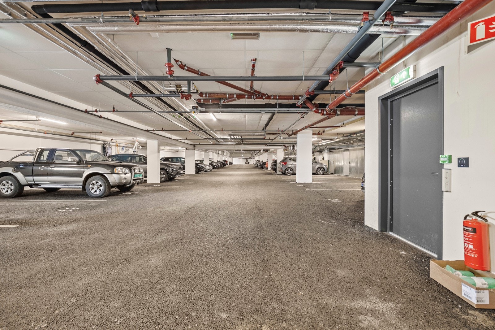 Garasjeplass i oppvarmet garasjekjeller, hvor leiligheten disponerer én biloppstillingsplass. Galleribilde