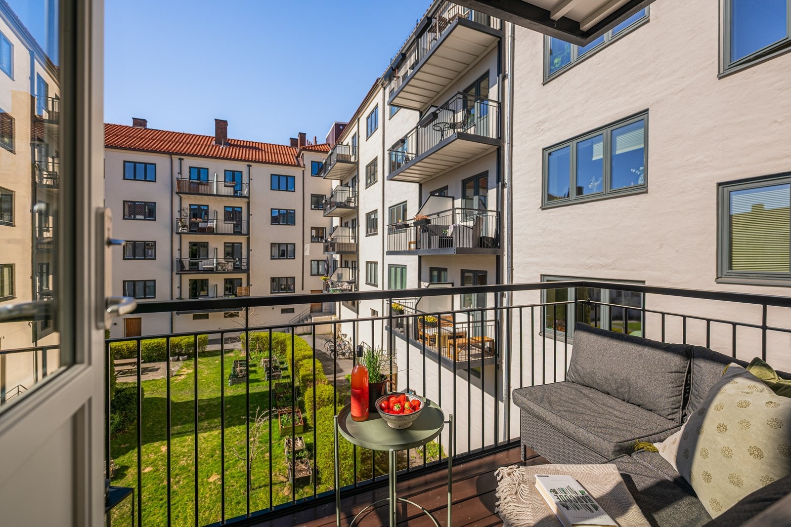 Velkommen til en lekker og gjennomgående leilighet med store, lyse rom og en behagelig atmosfære. Galleribilde