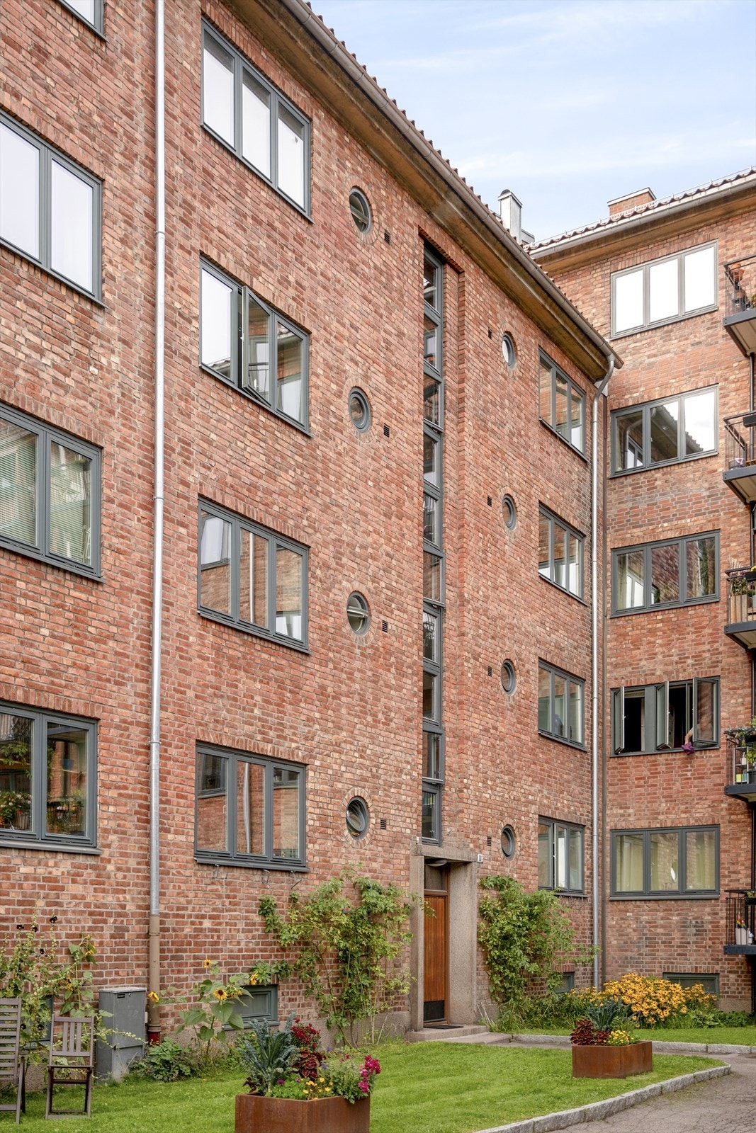 Sameiet er veldrevet med en dyktig vaktmester som sørger for godt vedlikehold året rundt - fra snømåking til plenklipping. Galleribilde