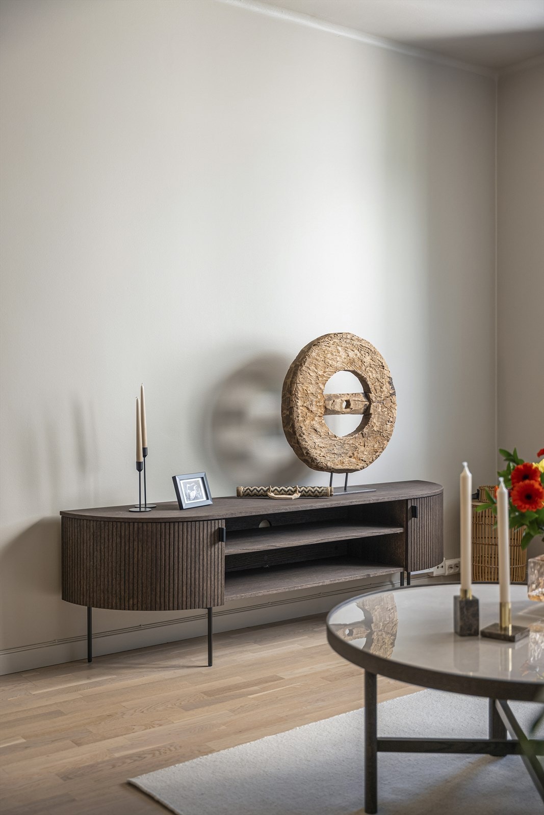 Sjarmerende og stilfull stue med moderne detaljer og varm atmosfære - et perfekt samlingspunkt for både hverdagsro og hyggelige sammenkomster. Galleribilde