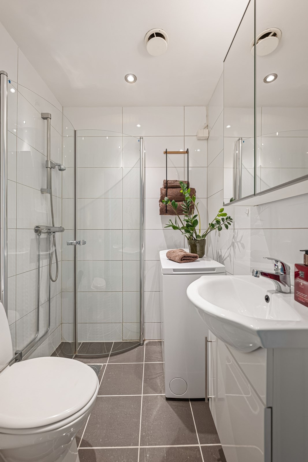 Badet har gulvvarme og senket, malt gipshimling med innfelte downlights. Galleribilde