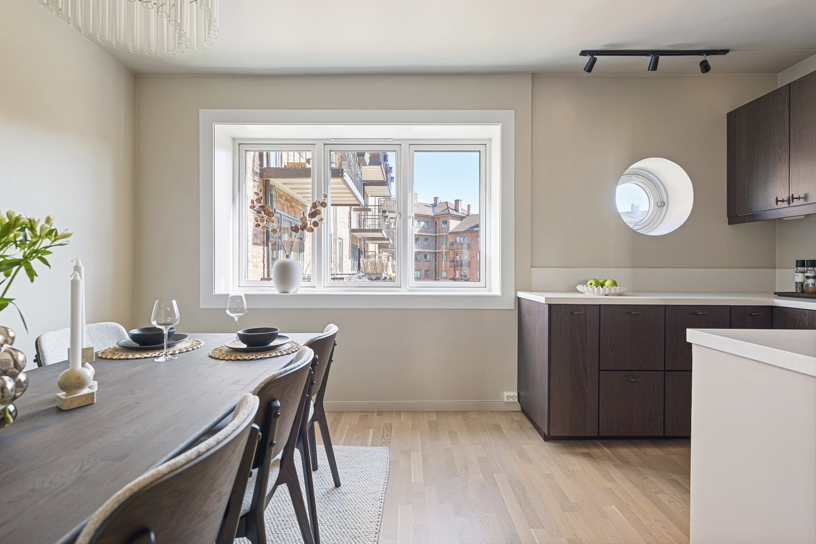 Leiligheten har et separat kjøkken med god plass til stort spisebord, perfekt for sosiale måltider og hverdagskomfort. Galleribilde