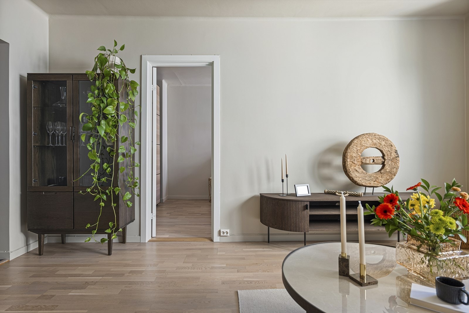 Det er adkomst til soverom og balkong fra stue. Galleribilde