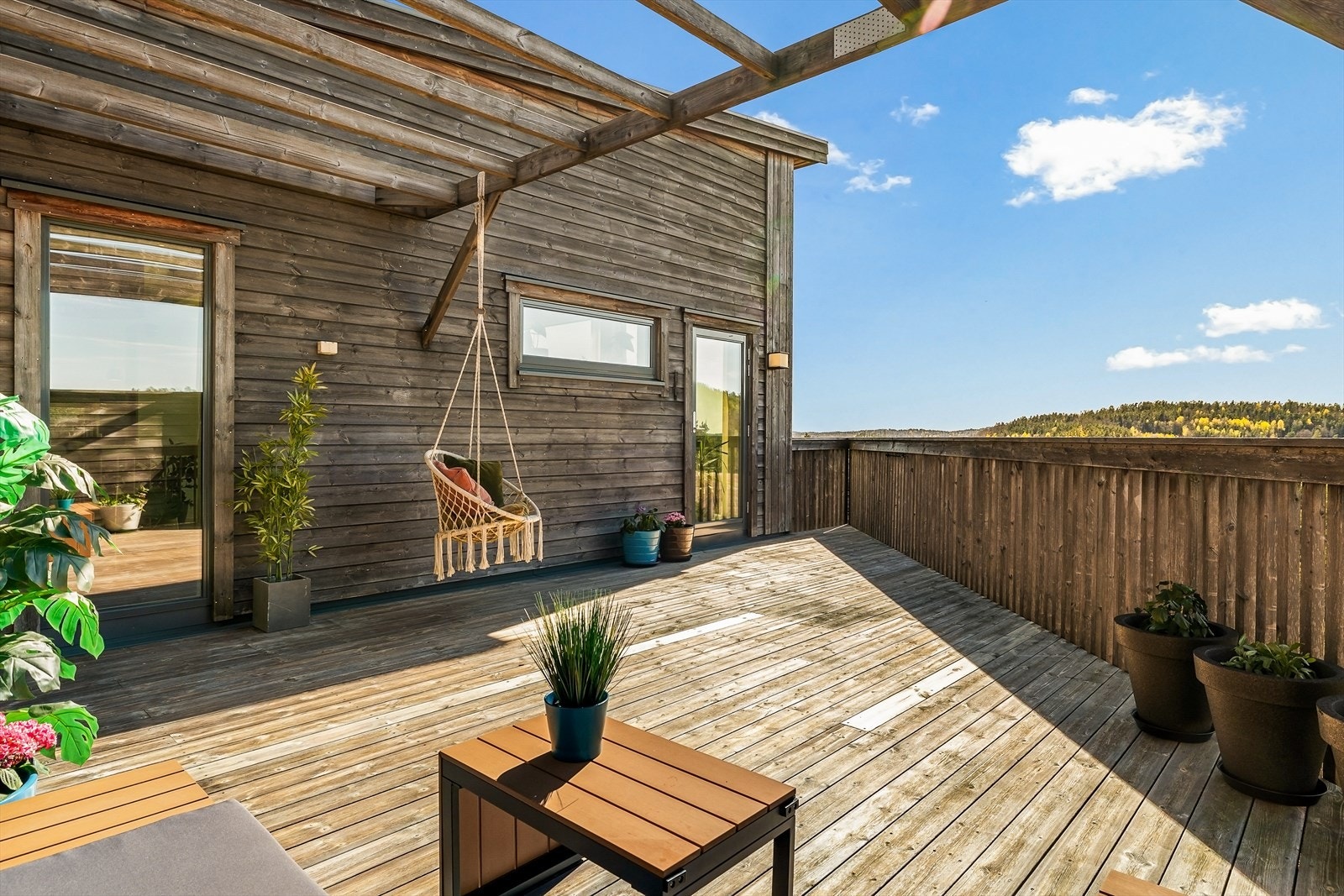 Terrassen har god plass til både utemøbler, spisegruppe og grill, og gir fleksible soner for både avslapning og sosiale aktiviteter. Galleribilde
