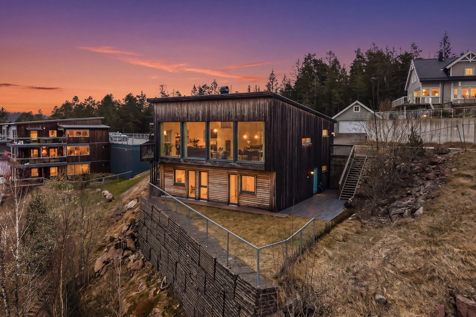 Her presenteres en bolig for deg som ønsker det lille ekstra, hvor kvalitet, komfort og estetikk går hånd i hånd. Galleribilde