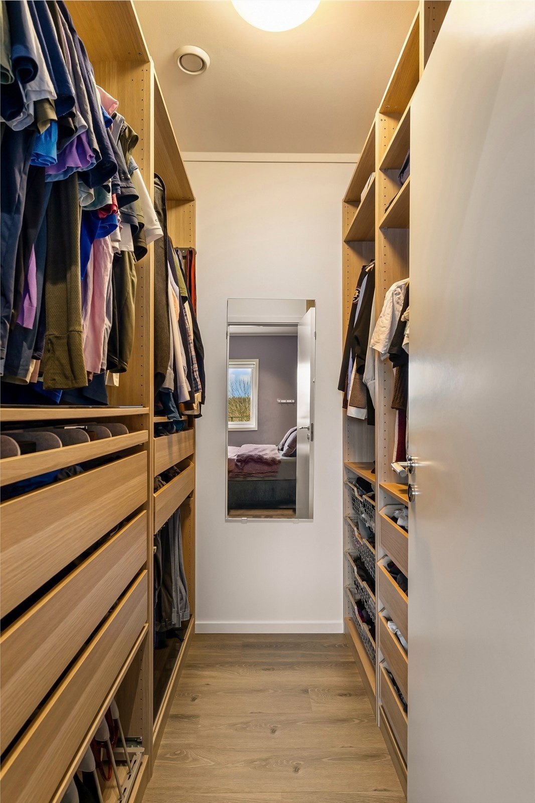 Tilknyttet soverommet finner du en praktisk og ettertraktet walk-in closet, som gir rikelig med oppbevaringsplass og gode garderobeløsninger. Dette gir en ryddig og organisert hverdag, samtidig som det tilfører en ekstra følelse av luksus og komfort. Galleribilde
