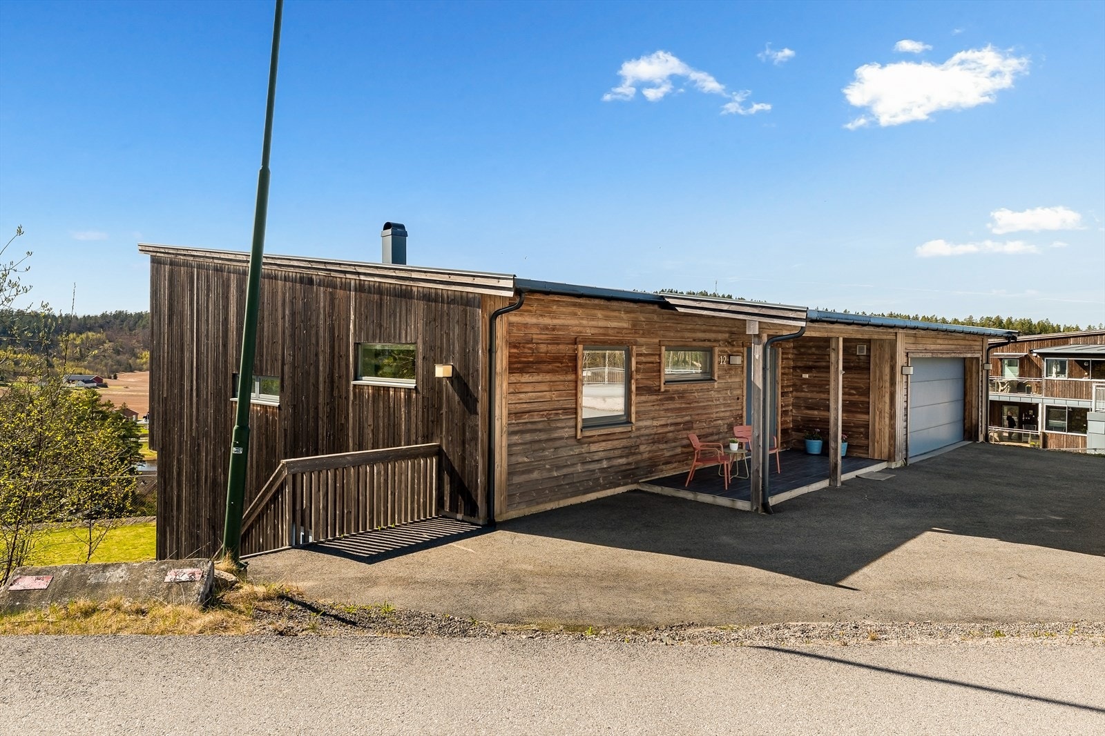 Boligen er kledd med en kledning som heter Kebony. Kebony er et eksklusivt, norskprodusert treverk som forener styrken og den elegante finishen til tropisk hardtre - uten de samme miljømessige kompromissene. Galleribilde
