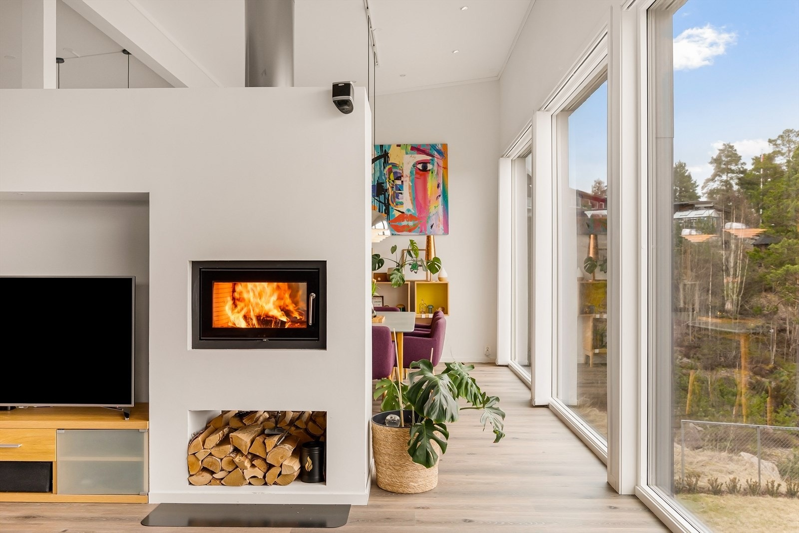 Boligen kjennetegnes av moderne og stilrene flater, hvor det er lagt vekt på kvalitet og et gjennomført design i alle rom. Galleribilde