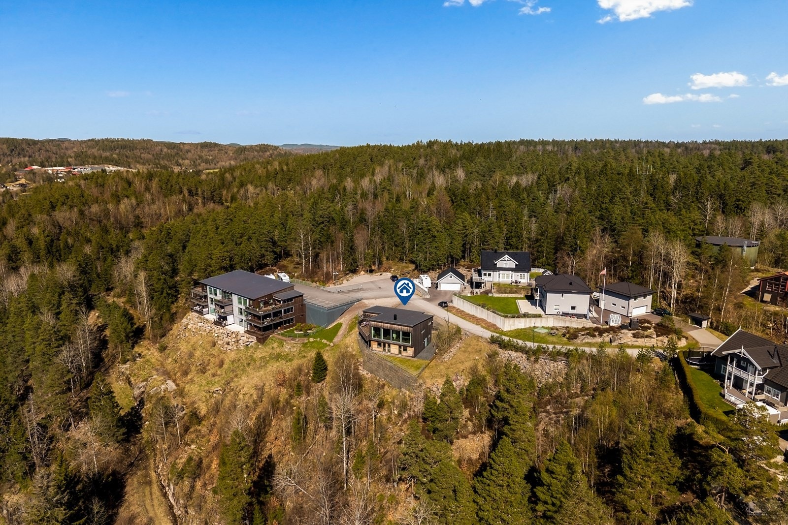 Boligen ligger attraktivt til på Smørfatet, helt øverst i det populære Rismyrfeltet. Her bor du høyt og fritt med en fantastisk utsikt over Kodal sentrum og Stivannet, i stille og barnevennlige omgivelser. Eiendommen har svært gode solforhold. Galleribilde