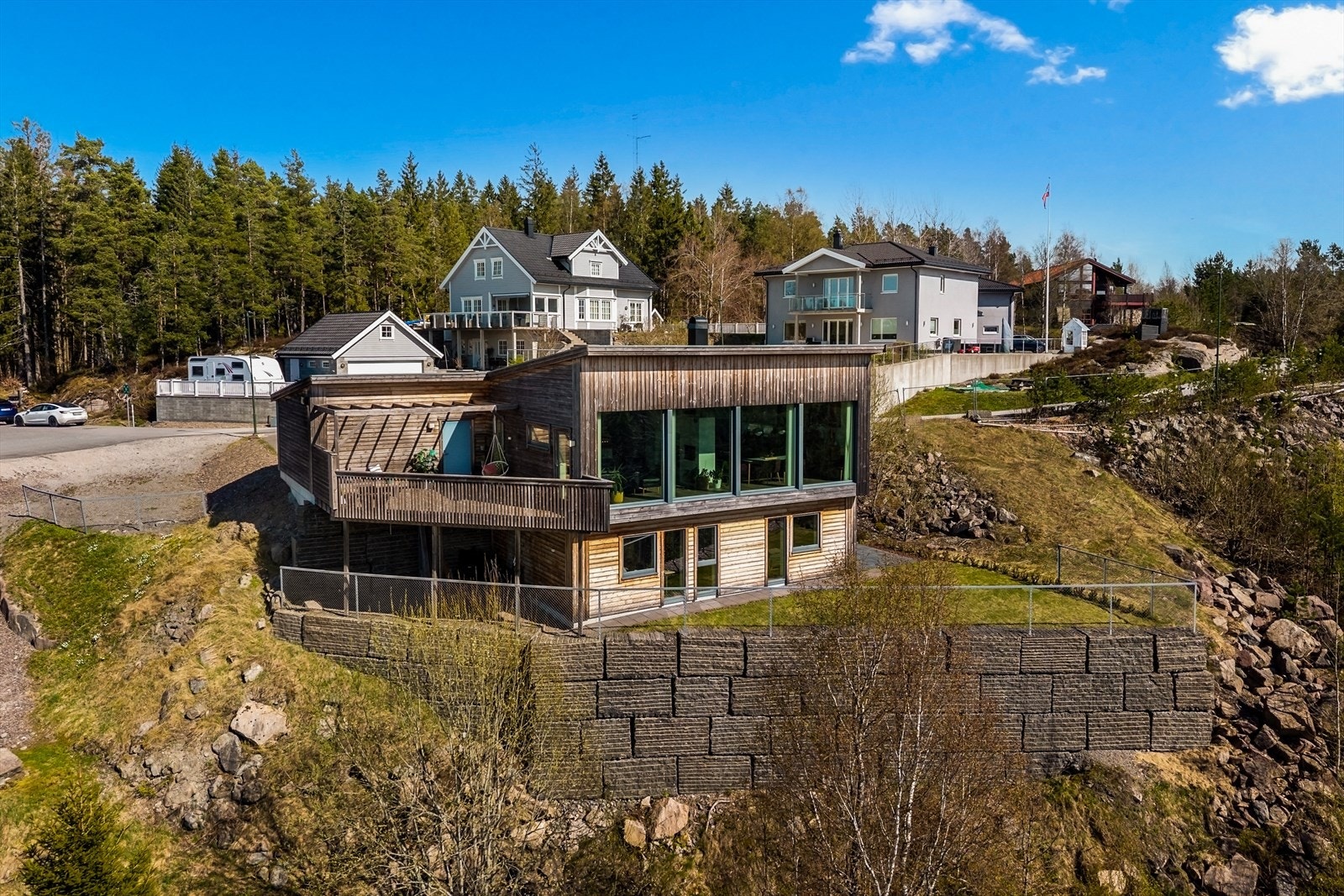Materialet i kledningen er utviklet for å tåle både vær, vind og aktiv bruk, samtidig som det krever minimalt med vedlikehold. Over tid utvikler treverket en vakker, naturlig patina som gir et levende og tidløst uttrykk. Galleribilde