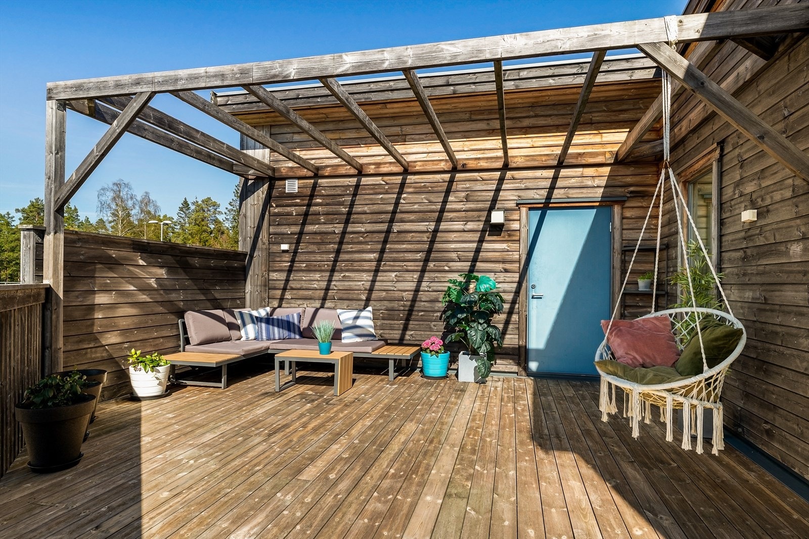 Boligen byr på en stor og solrik terrasse som virkelig fremstår som en forlengelse av oppholdsrommene i sommerhalvåret. Galleribilde