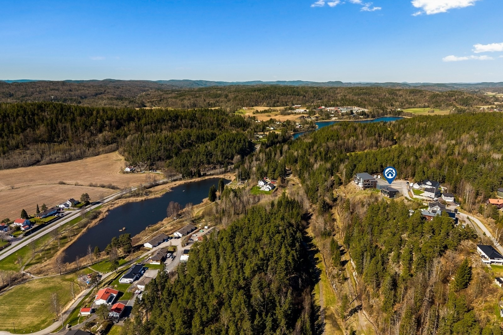 Eiendommen ligger høyt og fritt til, med en luftig og usjenert beliggenhet som gir gode solforhold og en følelse av ro og rom rundt seg. Galleribilde