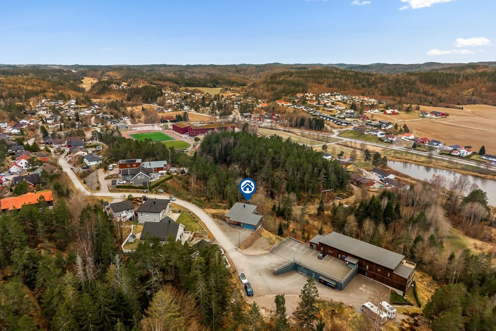 Kodal er et sjarmerende og familievennlig tettsted, idyllisk beliggende kun ca. 12 minutters kjøring fra Sandefjord. Her får du det beste fra to verdener: rolige og naturnære omgivelser kombinert med kort vei til byens fasiliteter. Galleribilde