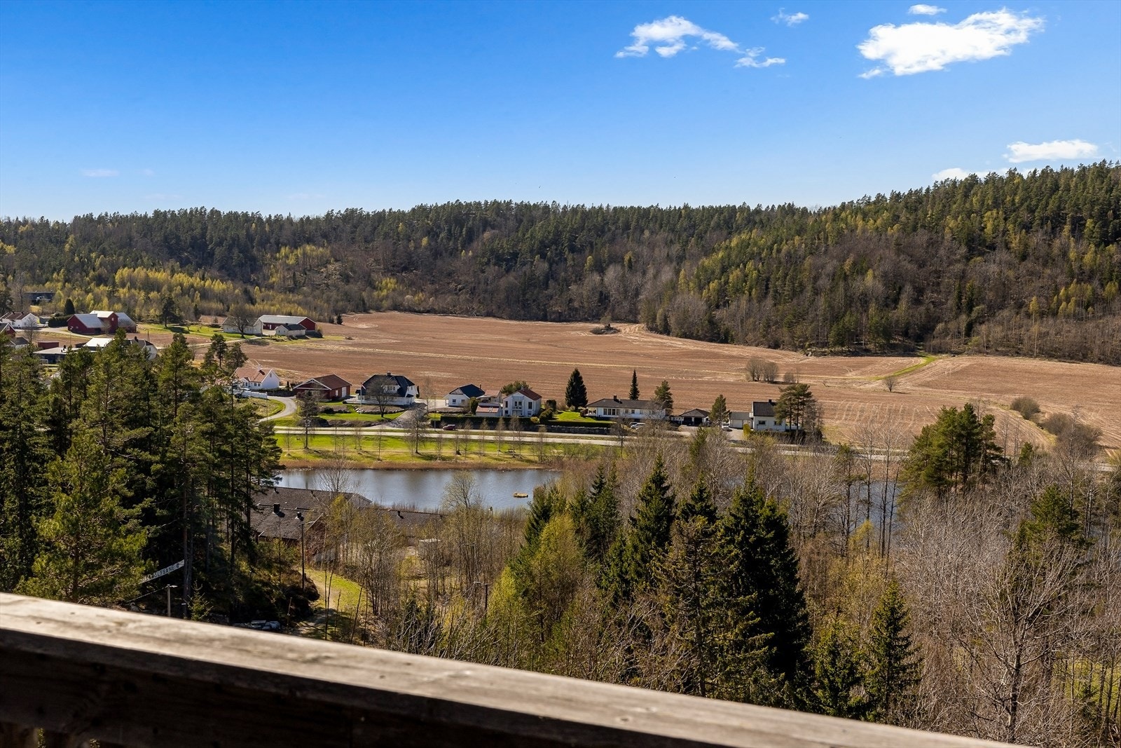 Her kan du la blikket hvile over åpne landskap, grønne jorder og naturskjønne omgivelser - en utsikt som endrer seg vakkert gjennom årstidene. Galleribilde