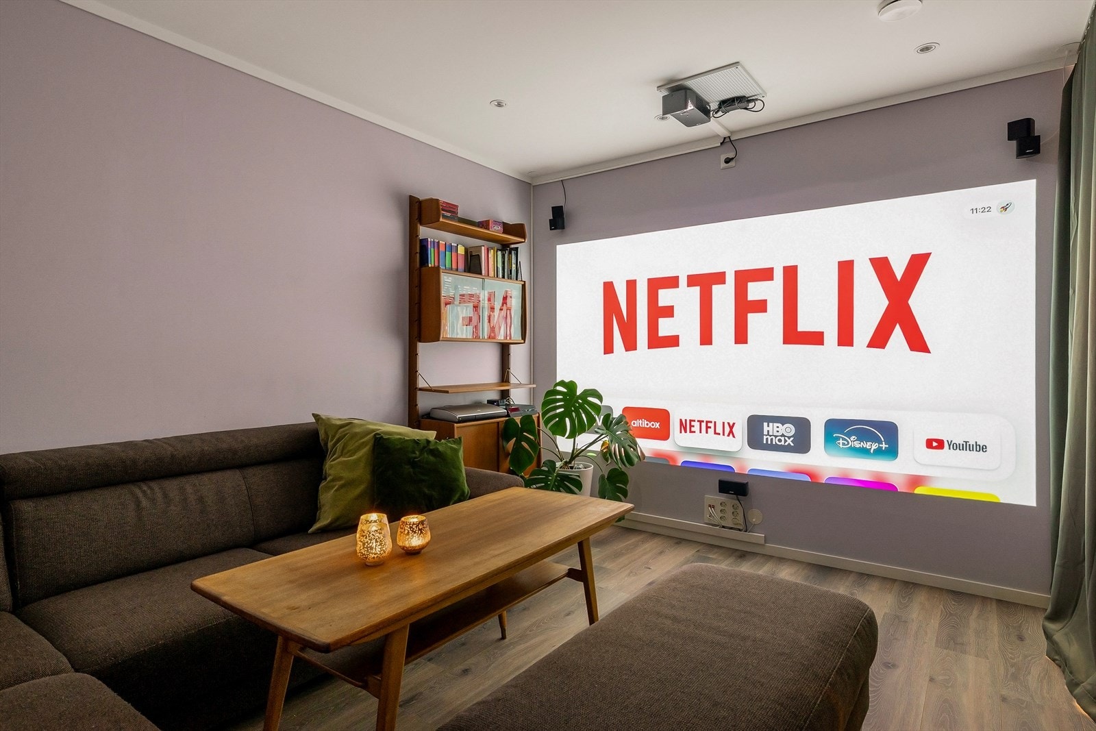 Underetasjen byr også på en praktisk TV-stue, perfekt tilrettelagt for hyggelige filmkvelder og avslapning. Her er det installert kinoanlegg som gir en ekte hjemmekino-opplevelse, med god lyd og stemning som løfter underholdningen til et nytt nivå. Galleribilde
