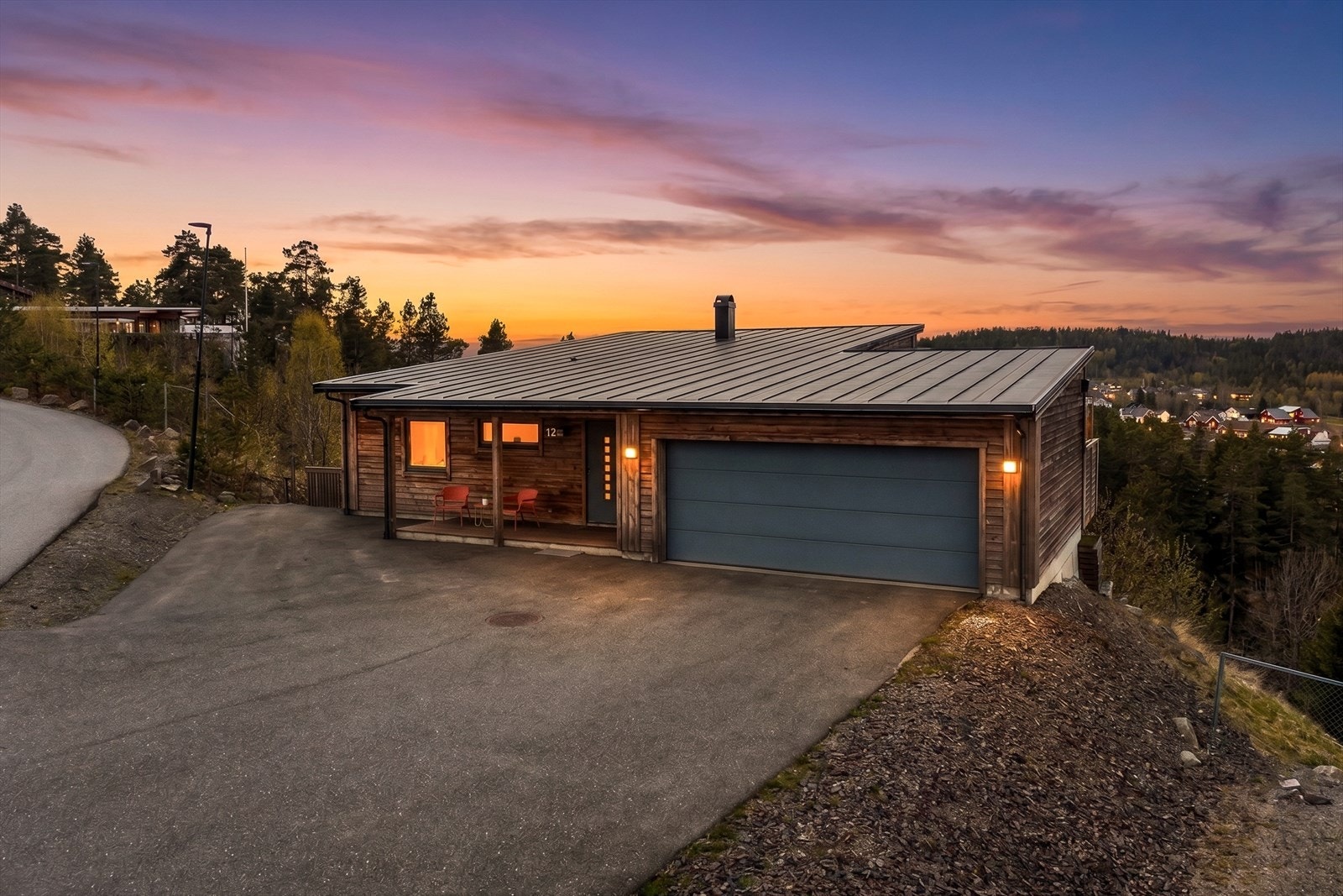 Velkommen til en sjelden mulighet - en eksklusiv og gjennomført enebolig som kombinerer moderne eleganse, høy standard og gjennomtenkte løsninger i alle ledd. Galleribilde
