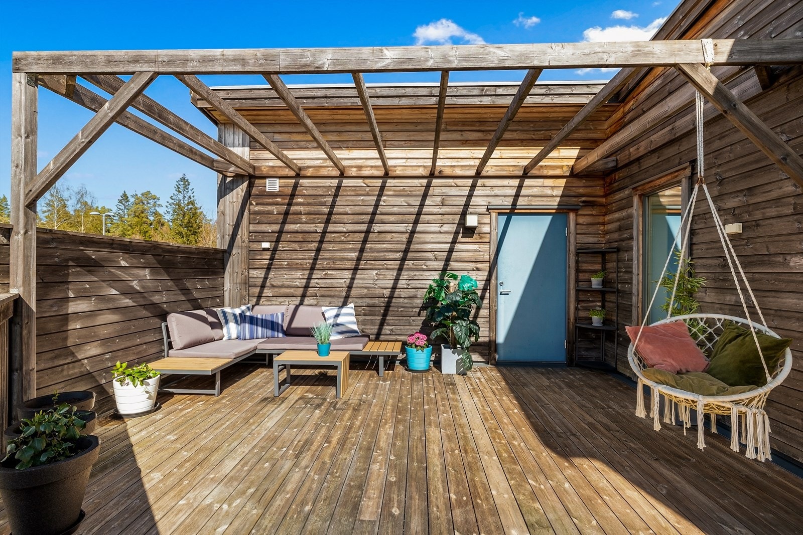 Solforholdene er svært gode, og terrassen innbyr til lange, late dager i solen. Galleribilde