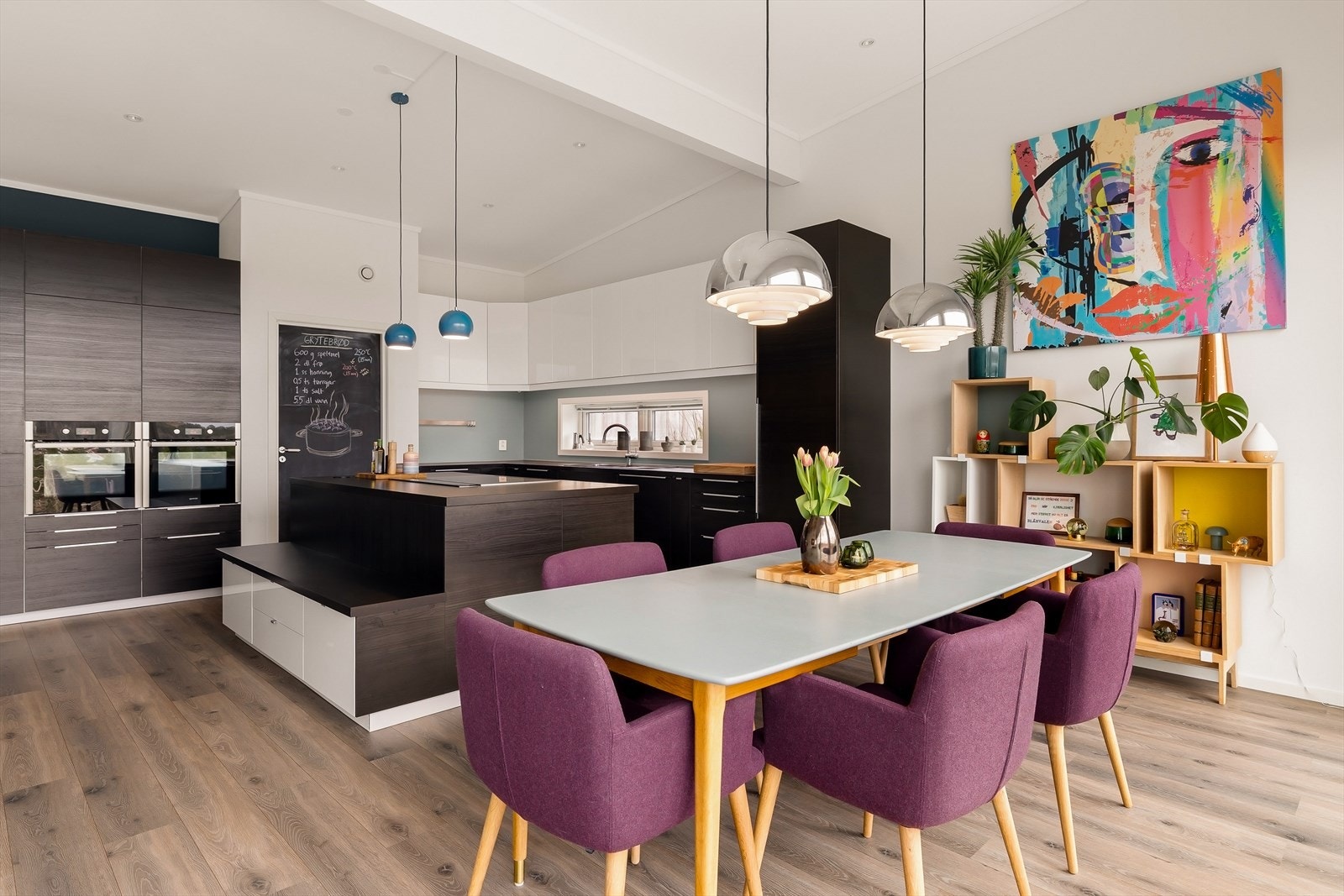 Det er god plass til et stort spisebord, noe som gir perfekte rammer for både hverdagsmåltider og større sammenkomster. Her kan familie og venner samles rundt bordet i en sosial og hyggelig atmosfære, med rikelig med plass til alle. Galleribilde