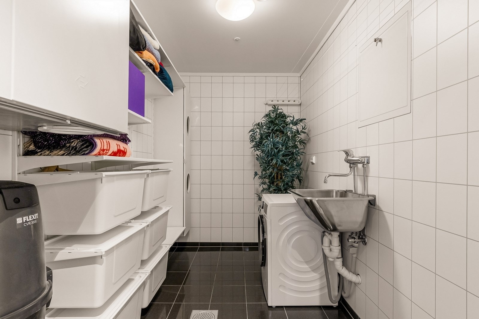Boligen har et praktisk og velutstyrt vaskerom som gjør hverdagsoppgavene både enklere og mer effektive. Galleribilde