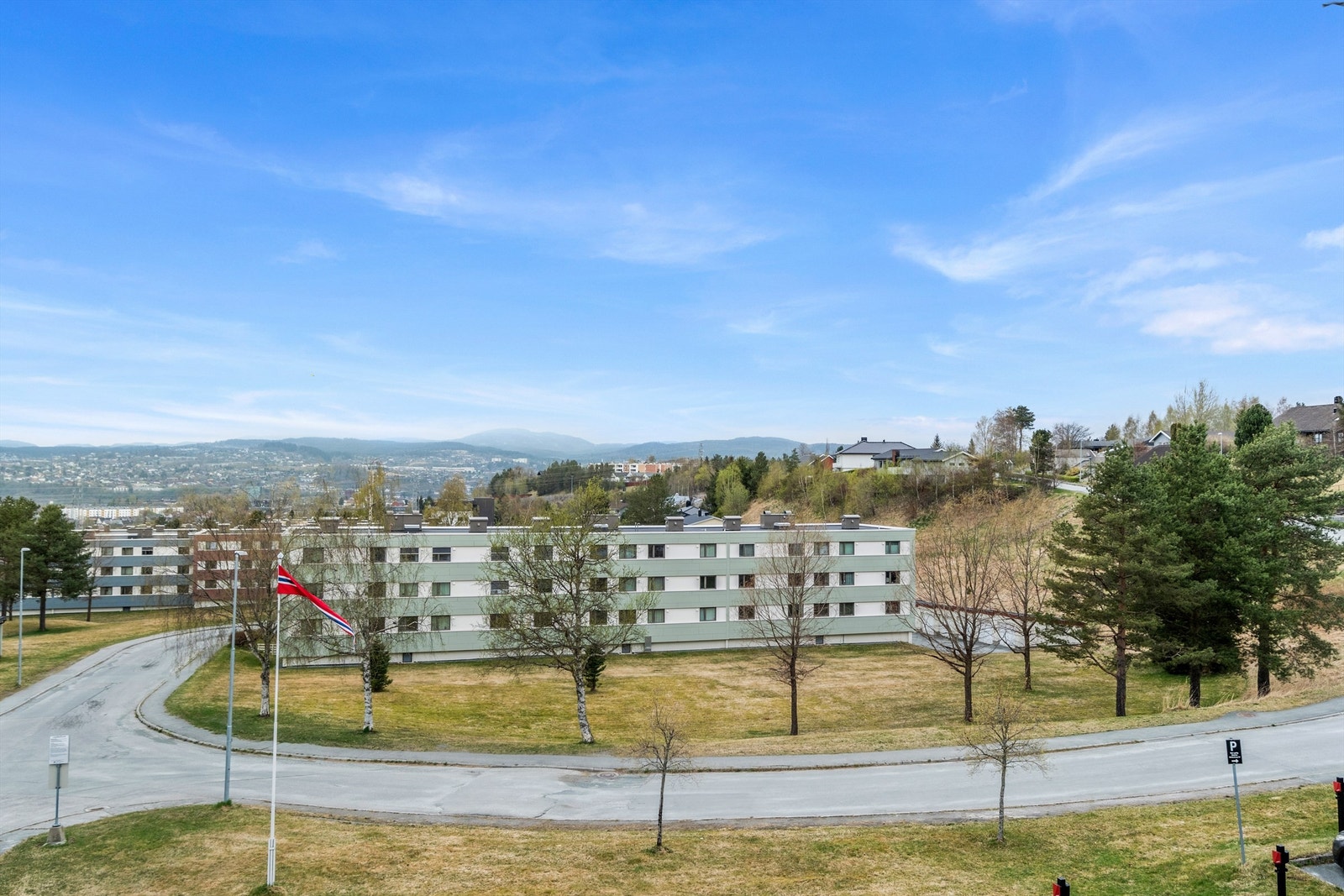 I tillegg ligger både Coop Extra Moholt og Meny Moholt innen ca. 7 minutters gange. For den aktive ligger TrenHer Moholt og 3T-Moholt innen kort gangavstand fra leiligheten. Galleribilde
