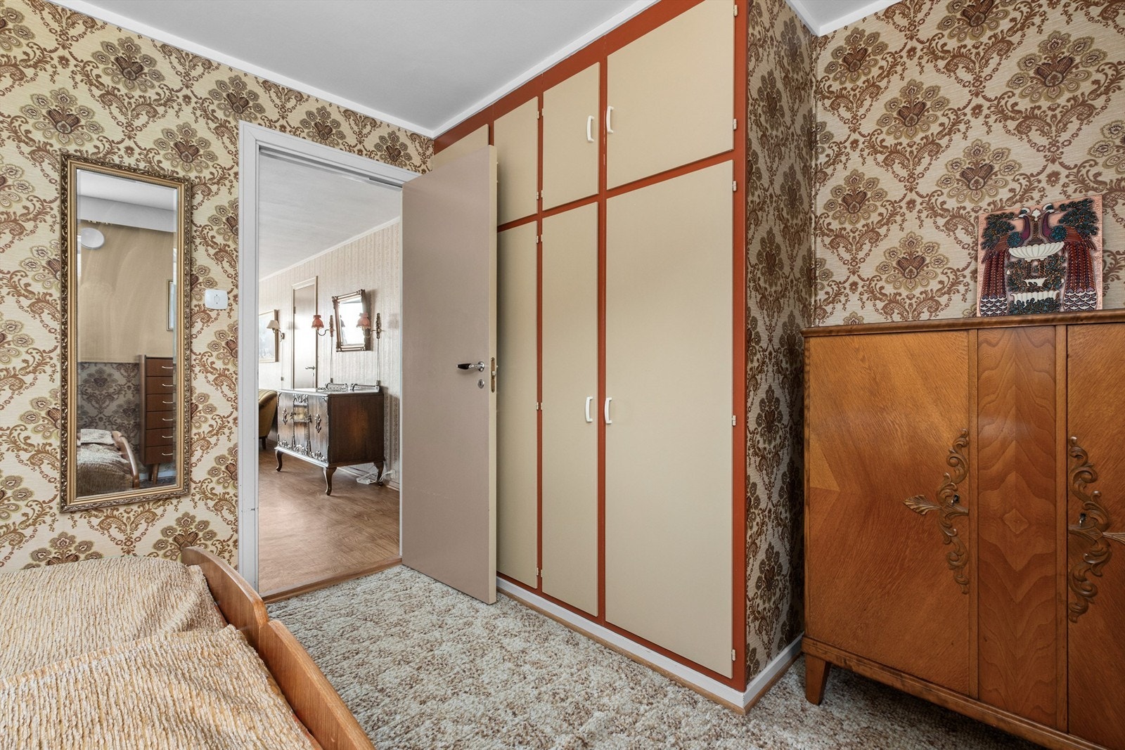 På soverommet er det etablert innebygd garderobe som gir gode oppbevaringsmuligheter. Galleribilde