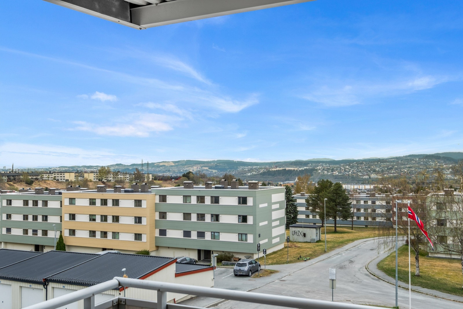 Fra balkongen nyter man godt av fin utsikt over nærområdet og gode solforhold. Galleribilde
