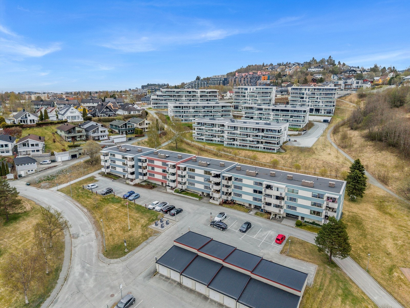 Området er preget av lite gjennomgangstrafikk og har kort avstand til både skoler og barnehager. Åsvang skole ligger ca. 1 km unna med trygg skolevei, og nærmeste barnehage ligger kun ca. 600 meter fra boligen. Galleribilde
