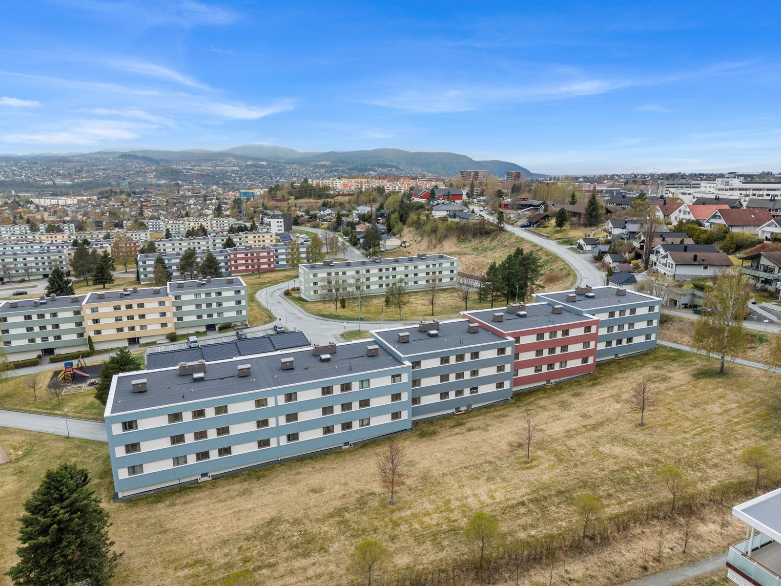 Kollektivtilbudet i området er godt, med nærmeste holdeplass kun ca. 3 minutters gange unna. Herfra går det hyppige avganger direkte til Trondheim sentrum og andre deler av byen. Galleribilde