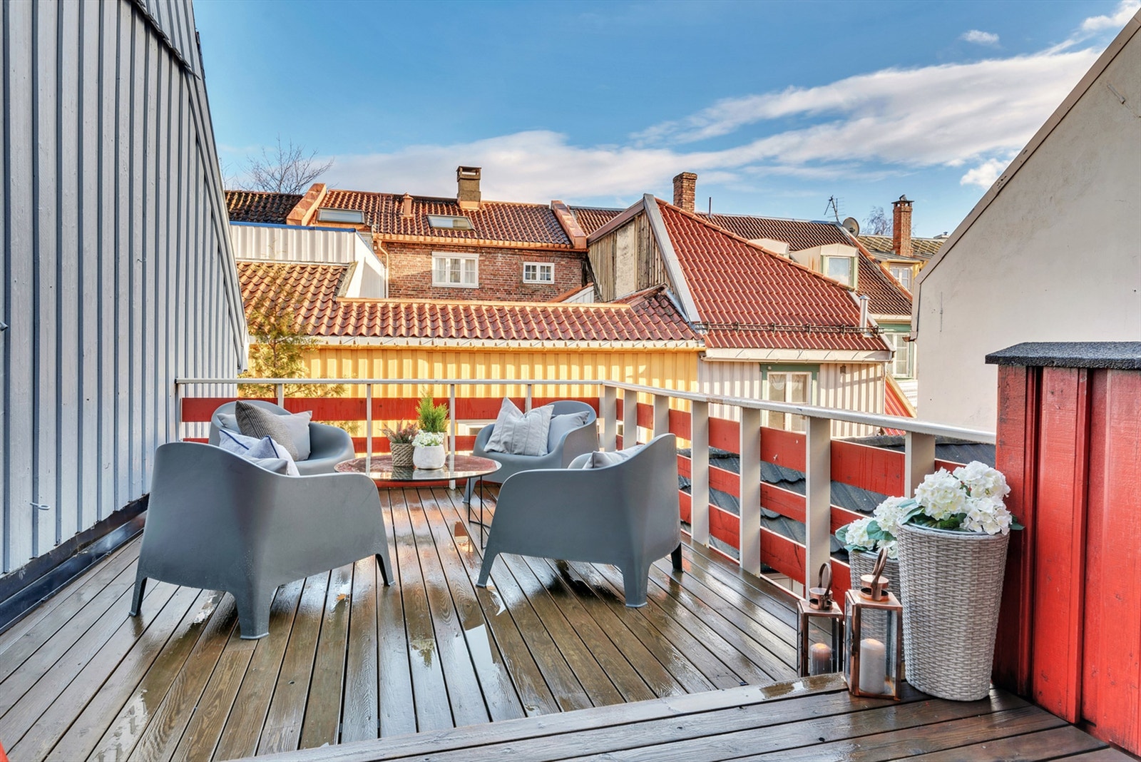 Eiendommen byr på flere takterrasser med gode solforhold gjennom dagen, og rikelig plass til utemøbler - perfekte soner for både avslapning og sosiale sammenkomster. Galleribilde