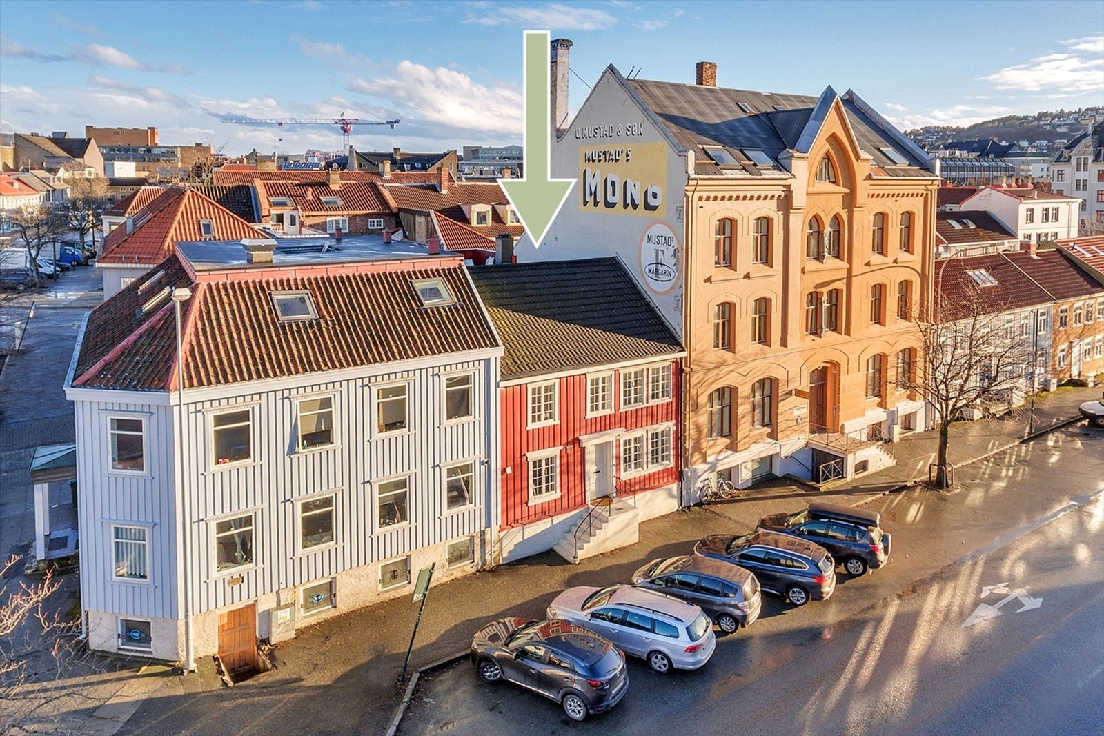 Velkommen til Sandgata 13 kledd i rødt - En sjelden eiendom midt i hjertet av Trondheim sentrum, med to boenheter, takterrasser og parkering i egen integrert carport - En unik kombinasjon av historisk sjarm og moderne oppgraderinger. Galleribilde