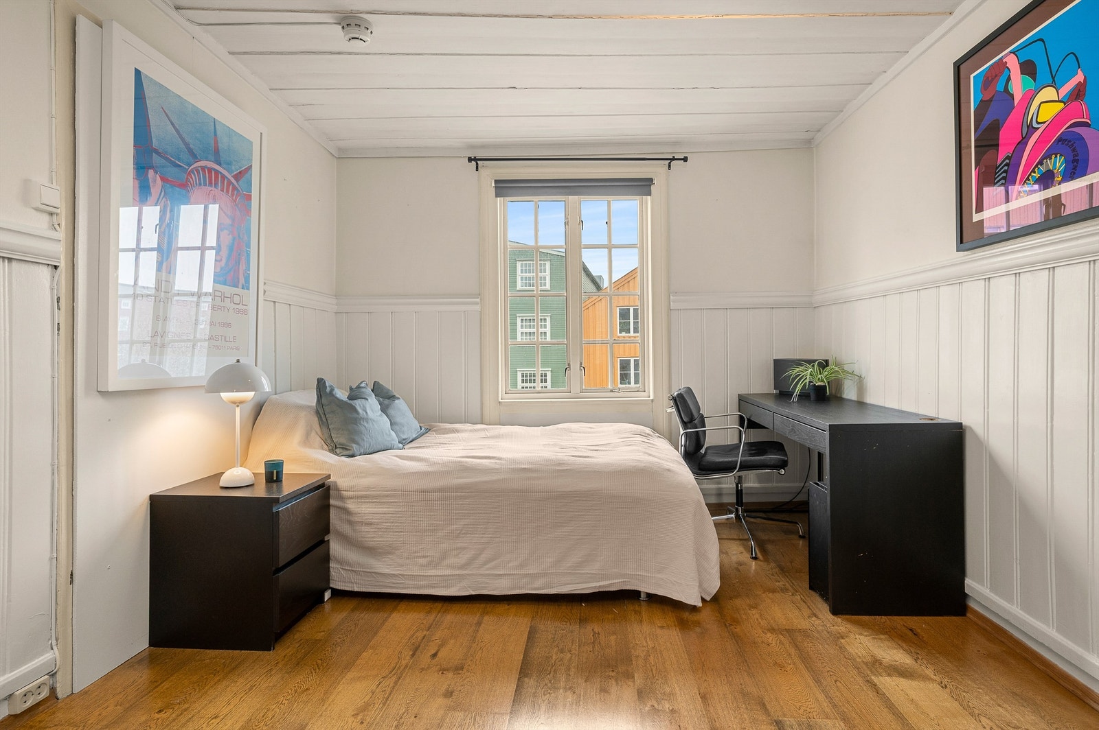 Stort og fint soverom med plass til kontorløsning. Galleribilde