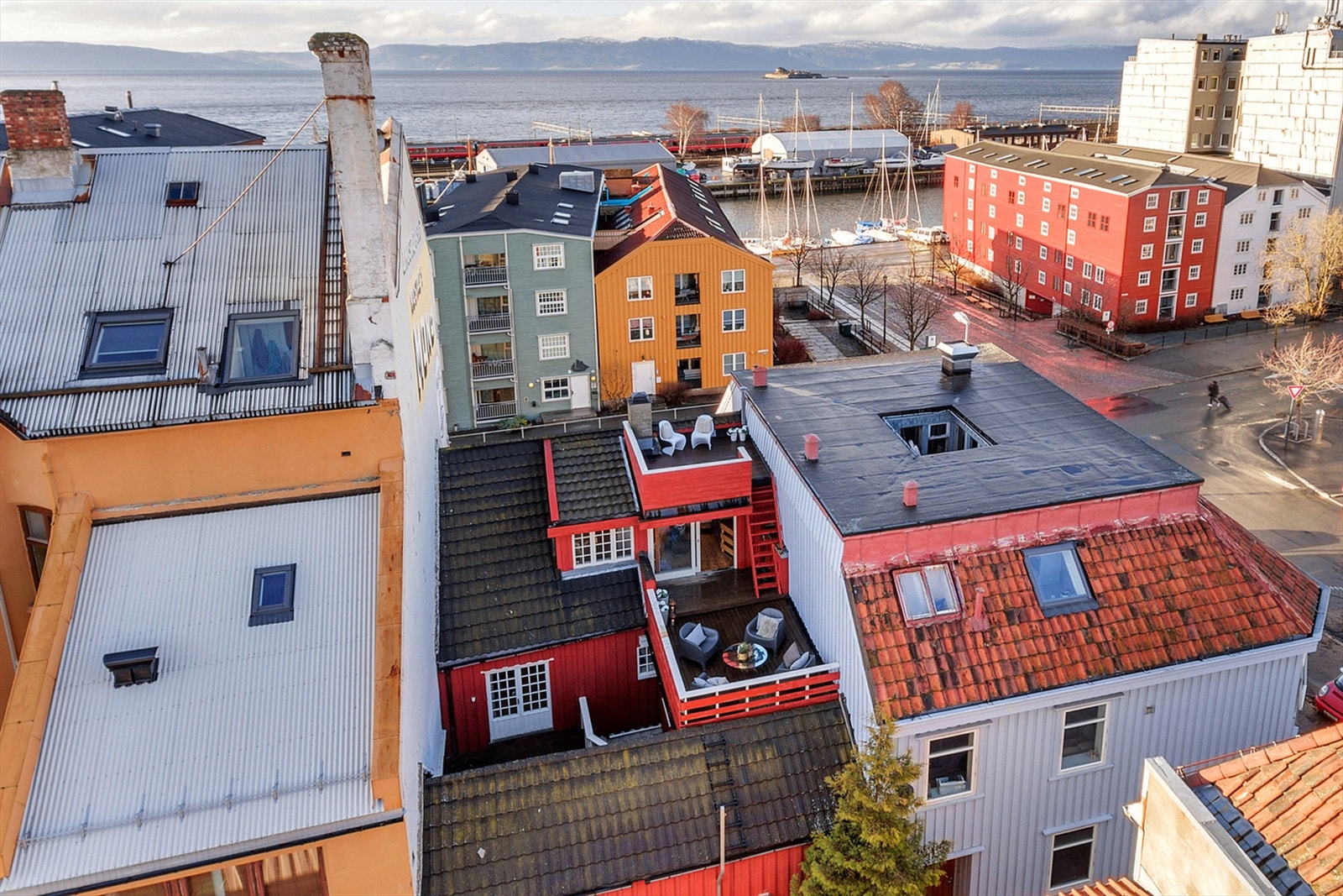 Terrassene er naturlige samlingspunkter i godt vær, med god plass til ulike sittegrupper. Ideelt for hyggelige stunder! Galleribilde