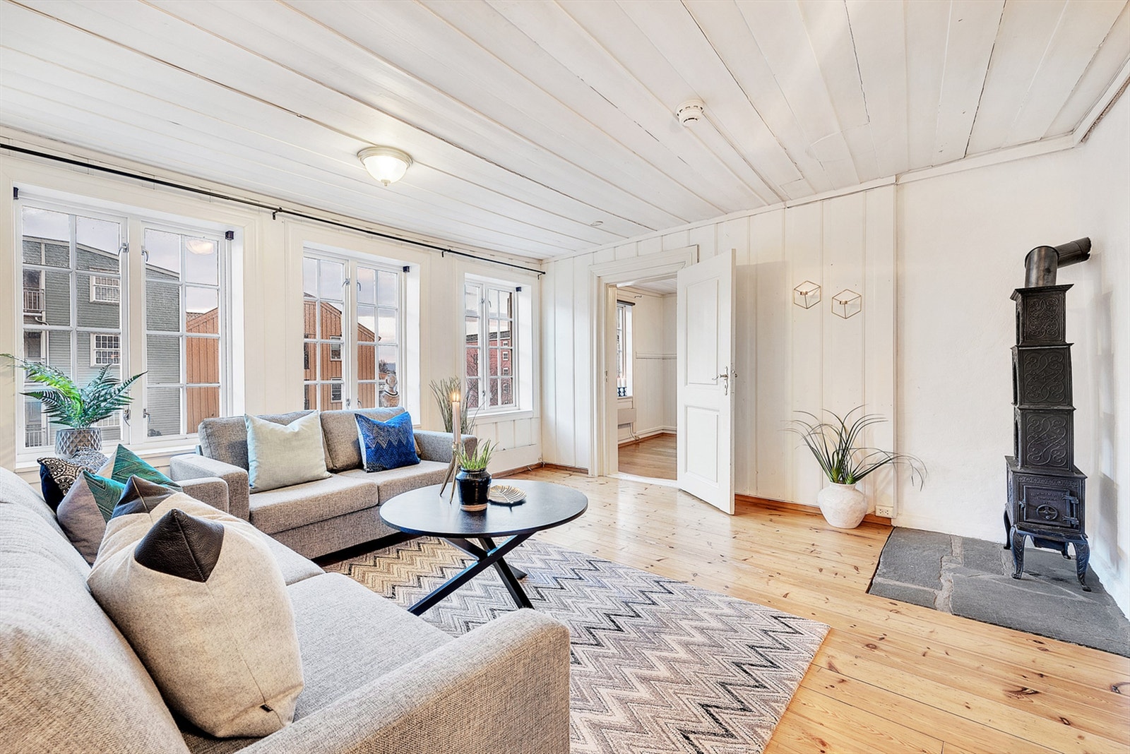Romslig stue i den store leilighetens 2. etasje med gode lysforhold og fleksible møbleringsmuligheter som gir godt rom for sofagruppe. Galleribilde