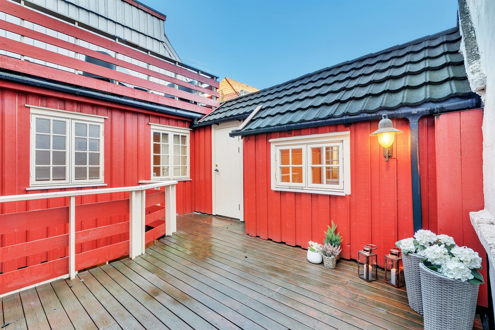 Sjarmerende og svært innholdsrik bygård. Med 2 leiligheter er eiendommen glimrende for den som ønsker å leie ut. Helt eller delvis! Galleribilde