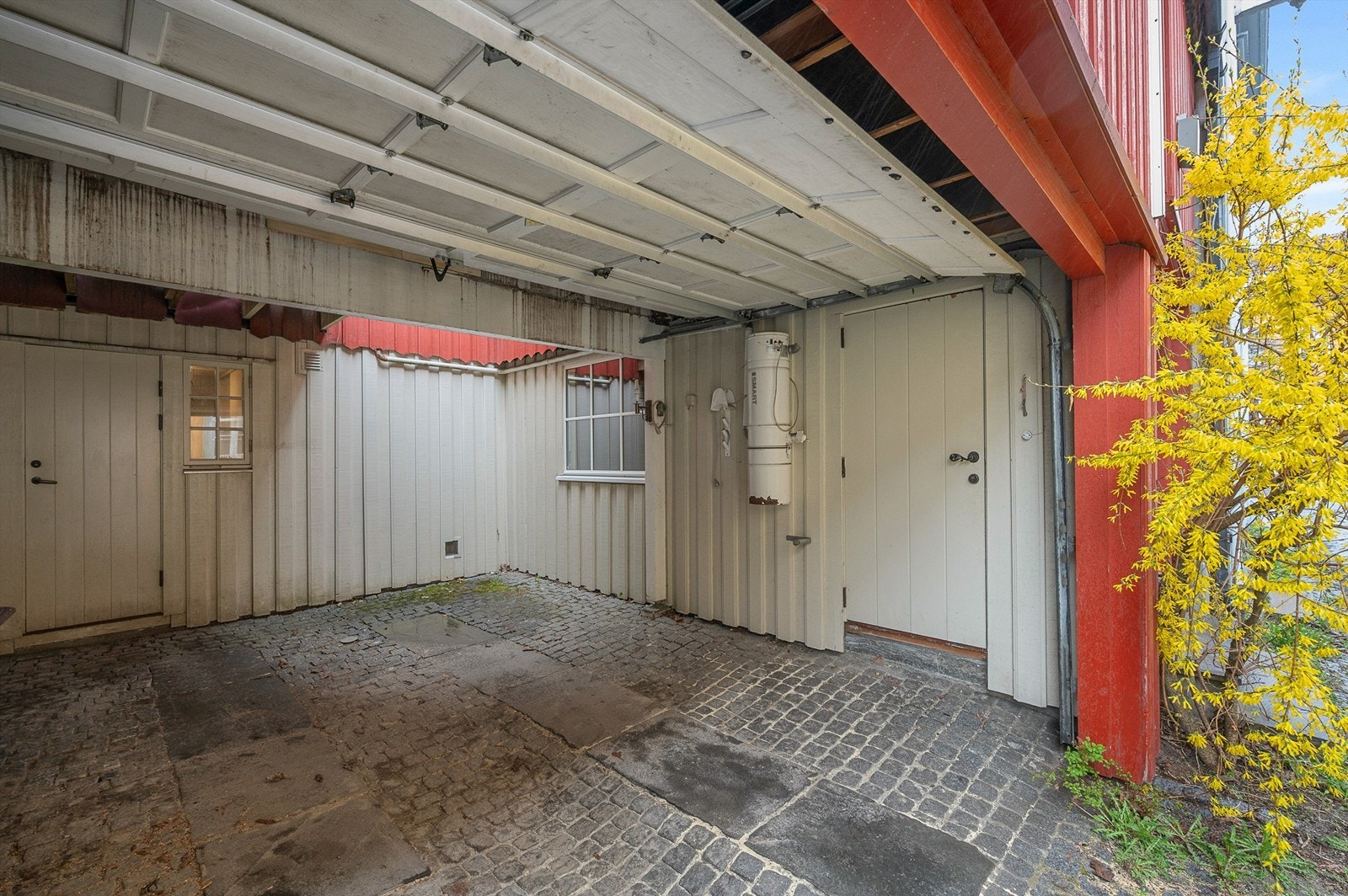 Carport med adkomst fra bakgård - en sjelden kvalitet i Midtbyen. Galleribilde
