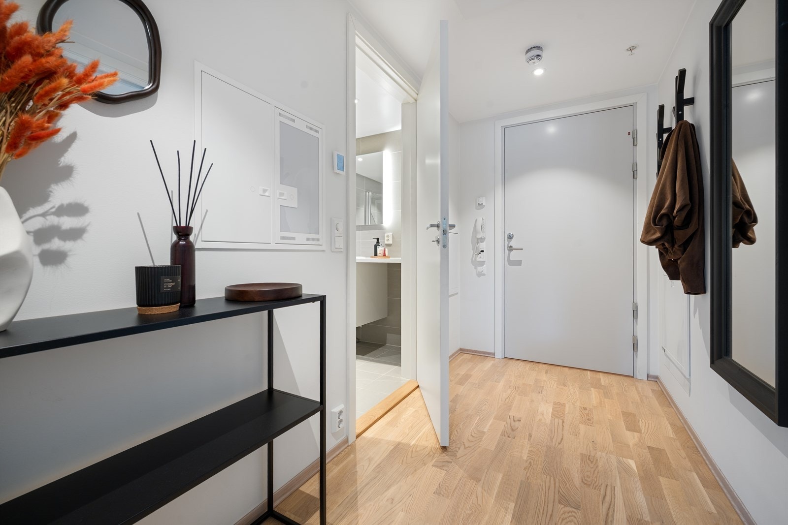 Entréen ønsker velkommen med downlights i taket og vannbåren gulvvarme for god komfort. Galleribilde