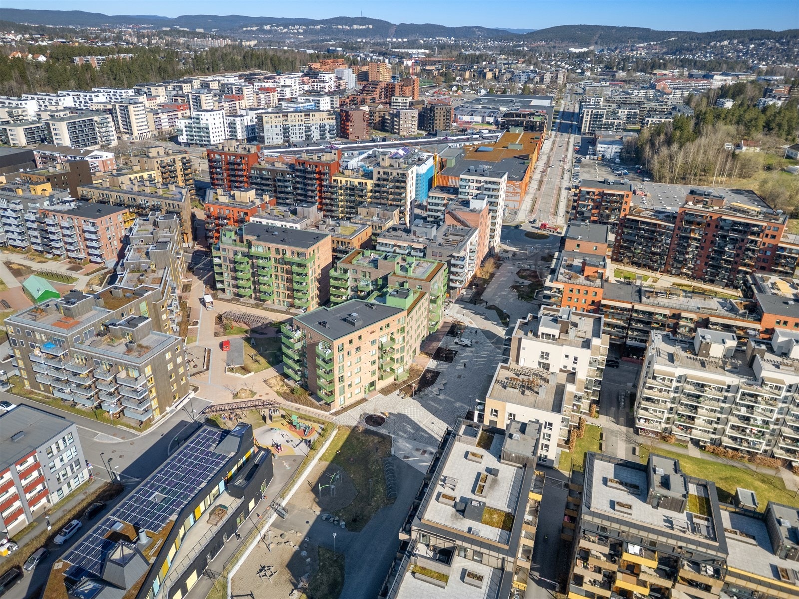 Leiligheten ligger meget attraktivt til og sentralt i Lørenskog sentrum. Boligen har gangavstand til et rikt service- og forretningstilbud. Galleribilde
