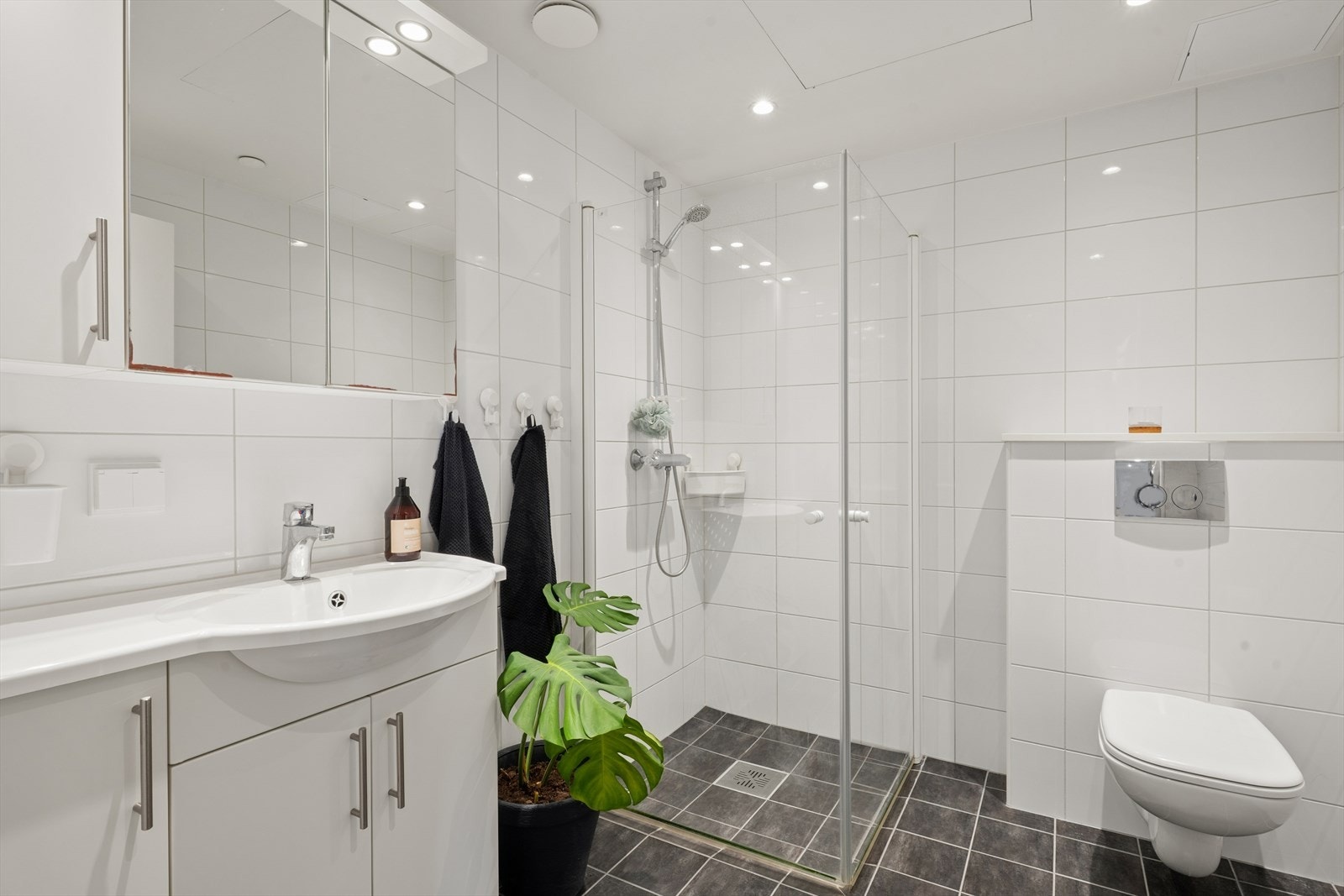 Pent og praktisk innredet bad med vannbåren gulvvarme. Galleribilde