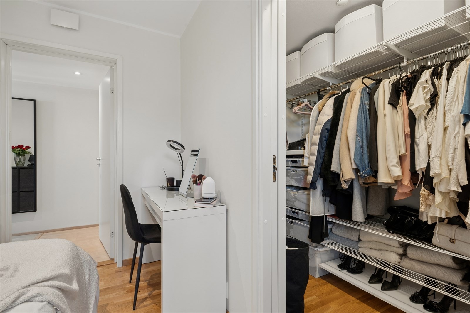 Soverom 2 har en praktisk garderobe. Galleribilde