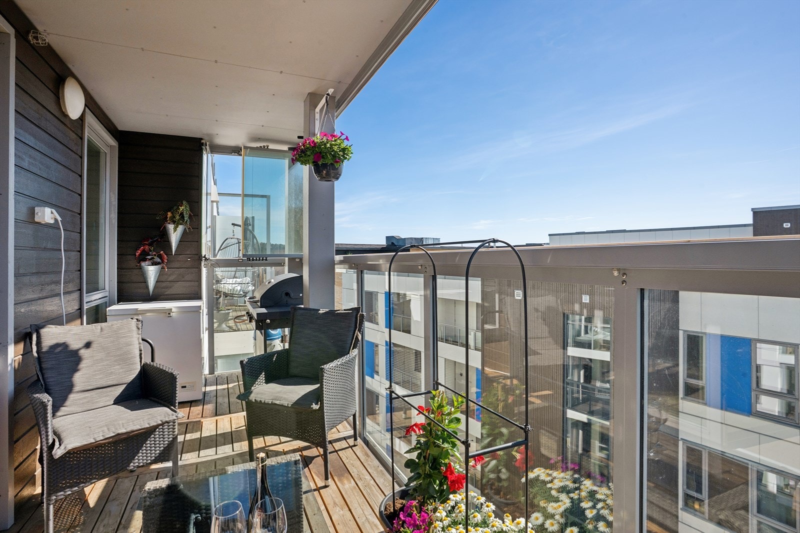 Balkongen vender mot sørvest som sikrer gode solforhold ettermiddag- og kveld på fine sommerdager. Galleribilde