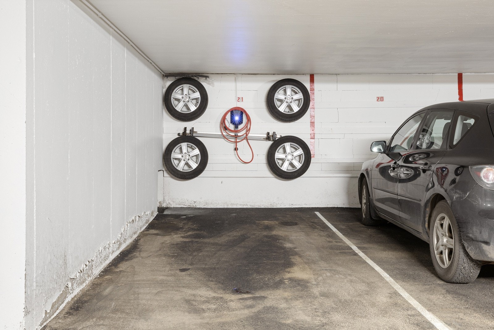 Garasjeplass med elbillader Galleribilde
