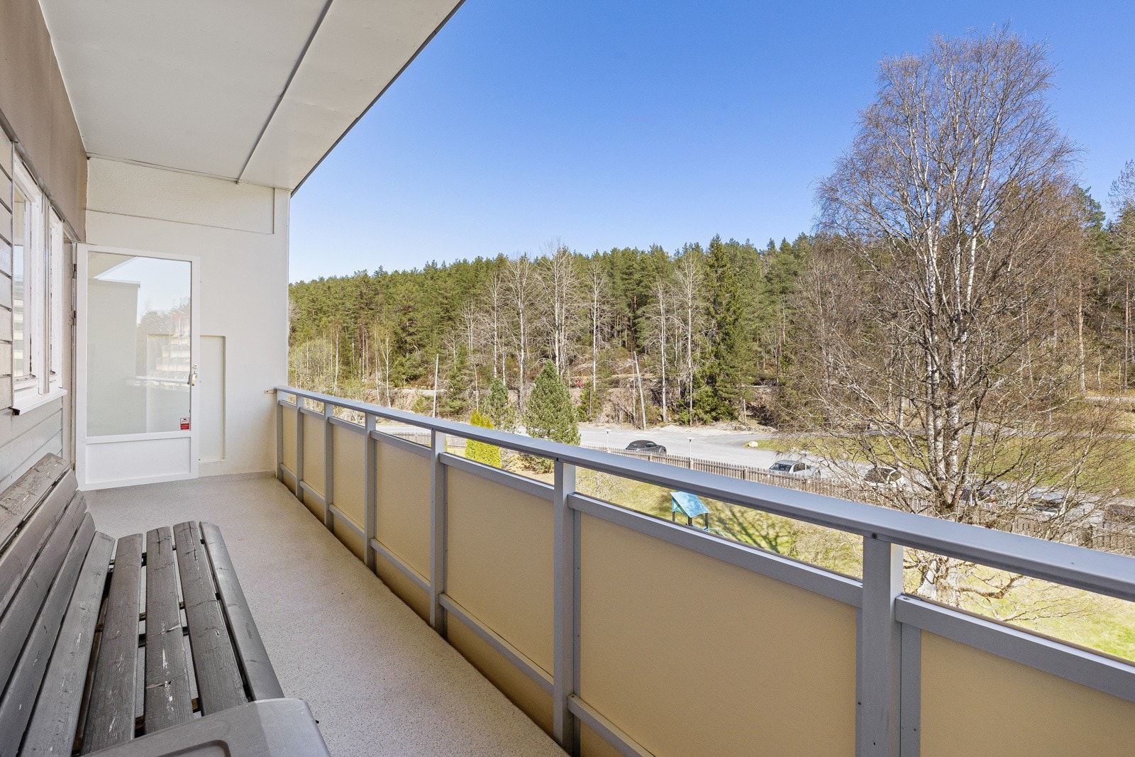 Fra kjøkkenet er det utgang til en stor østvendt balkong på 11 kvm. Her kommer morgensolen inn når du spiser frokost Galleribilde